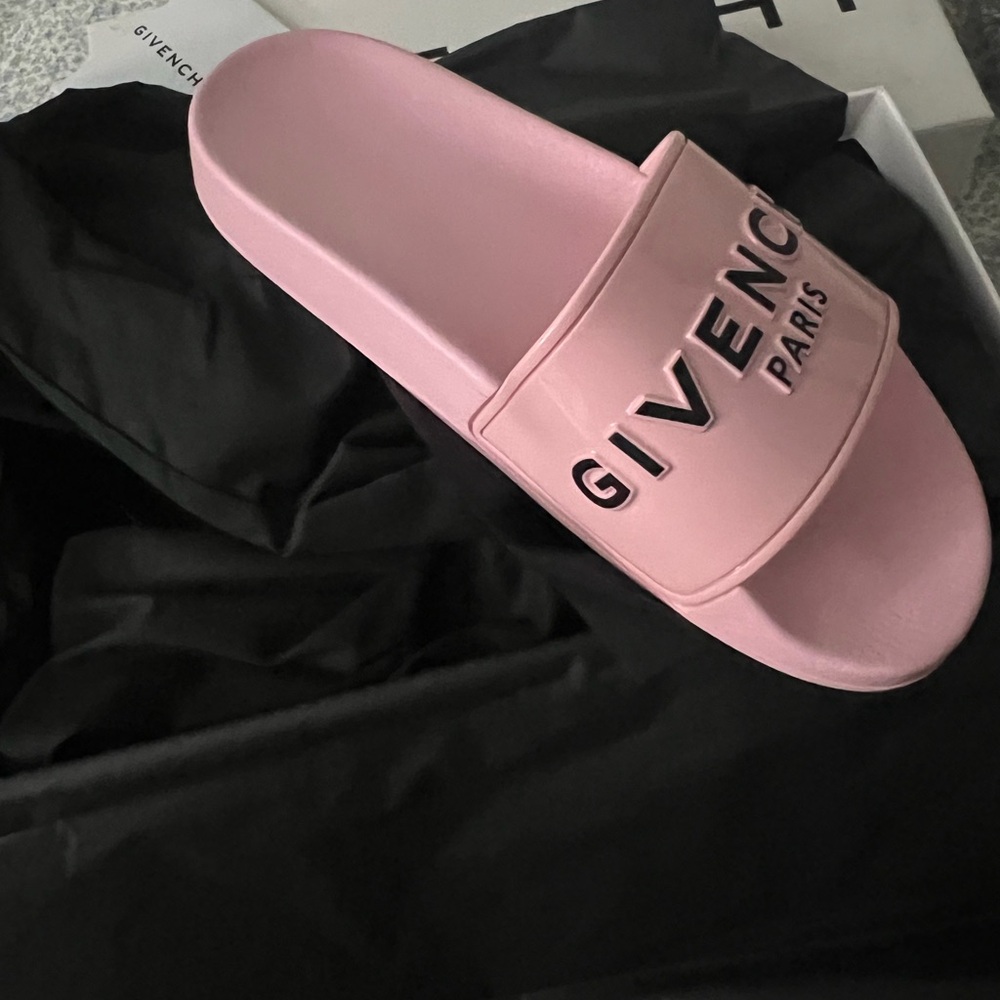 Givenchy flip flop size 7